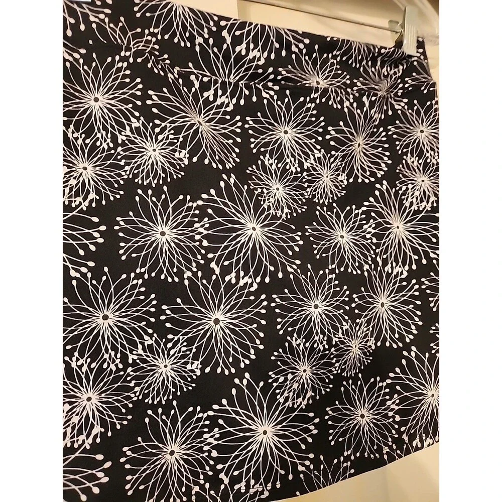 Tranquility Black Floral Skort Size M White Flower Print Active Casual Golf - Picture 6 of 6
